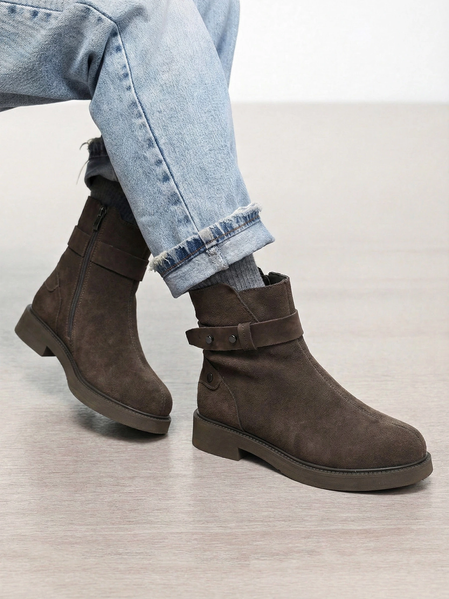 Ботинки оливкового цвета из натуральной замши на среднем каблуке